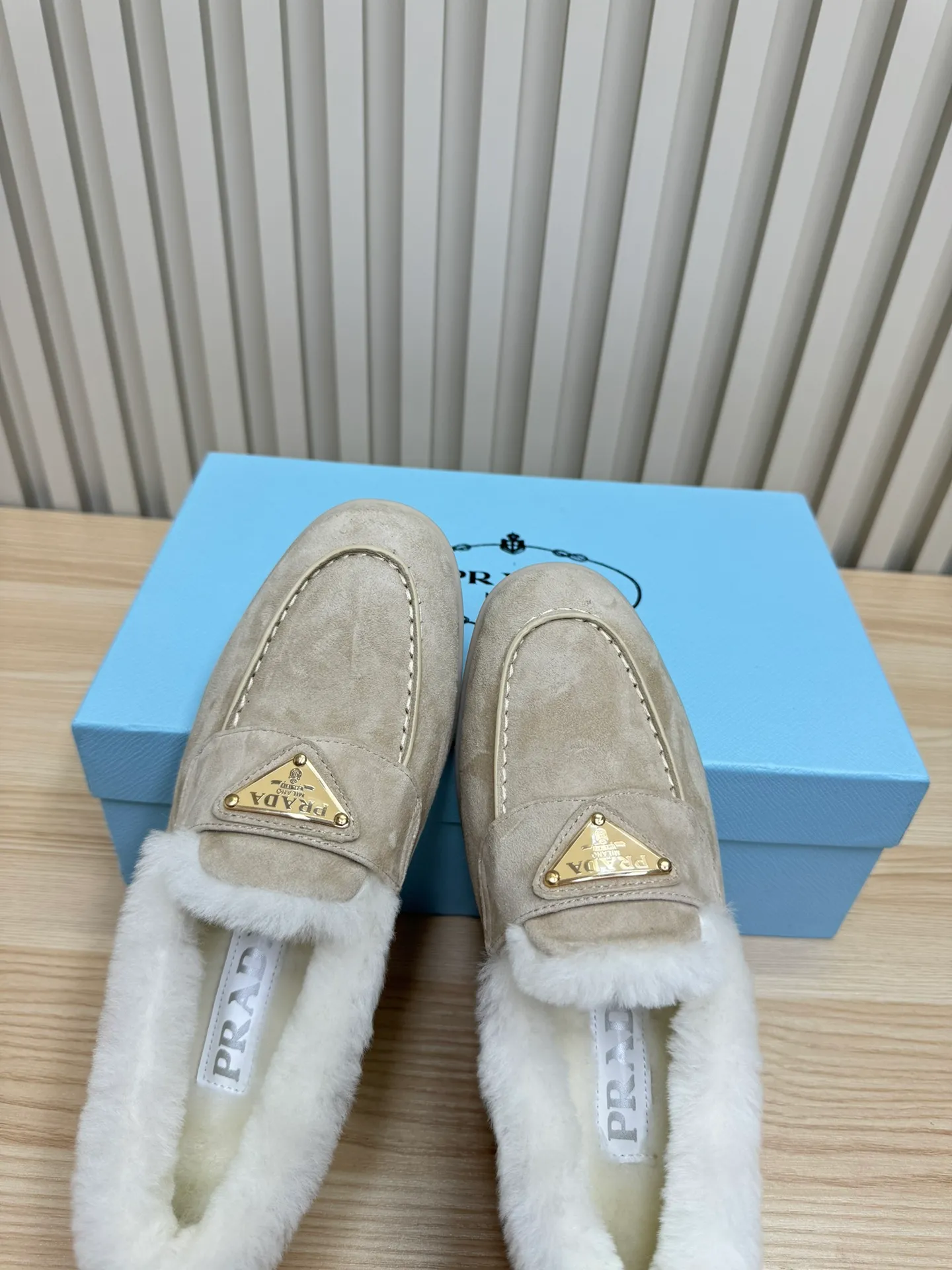 p580 Prada couple loafers｜Winter warmth and good looks at the same time online❄️👫 This is the C position of the shoe cabinet this autumn and winter! Prada's new couple's loafers are high-end yet still stylish~ ✨Imported frosted cowhide fabric, exquisite texture and high-end at first glance 🐑Australian imported sheepskin fur integrated lining, maximum warmth retention! It is also super warm to wear in winter in the north. 🔺The classic triangle logo embellishes the upper, which is simple and elegant, with perfect recognition. 💯Original TPU absorbent film outsole, non-slip, wear-resistant and durable. A must-have item for couples to go out on the street! The upper foot instantly enhances the overall outfit level, whether it is paired with a coat or a down jacket, it looks great ~ #Prada Loafers #coupleshoesrecommend #wintermusthaveshoes #luxurywear Outfit Fabric: Imported two-layer frosted cowhide Lining: Sheepskin imported from Australia One piece Outsole: Original Tpu absorbent film outsole Female size: 35~41 (customized in 41) Male size: 39~45 (customized in 45)